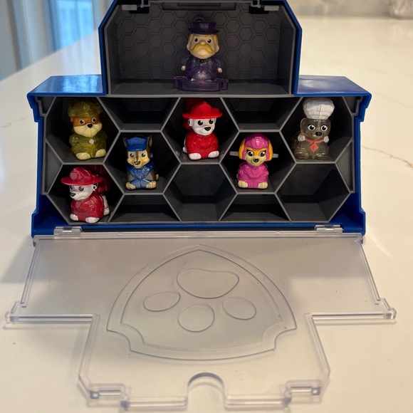 PAW Patrol Micro Movers Movie City Tower with 7 Exclusive Roller Toy Figures - Picture 3 of 5